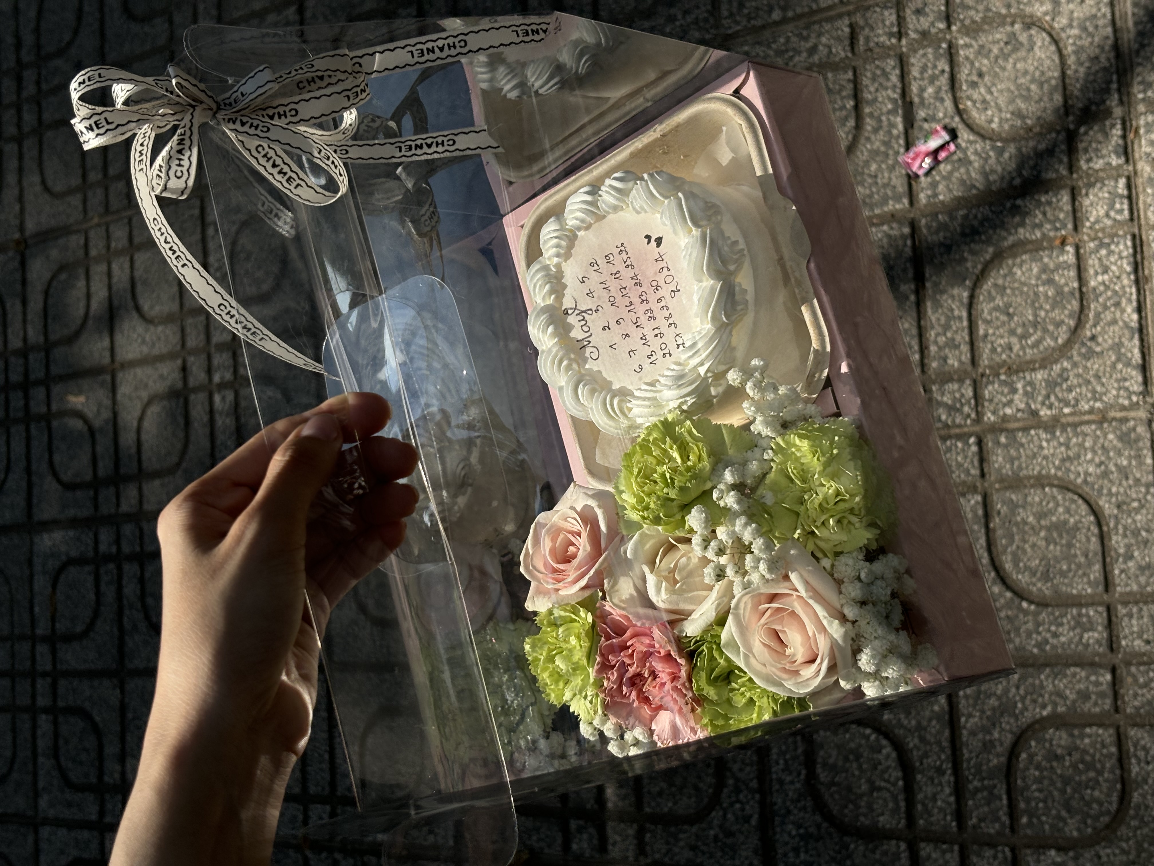 Hộp Hoa Bánh Đốt Tone Trắng Xanh – Thanh Lịch & Hot Trend