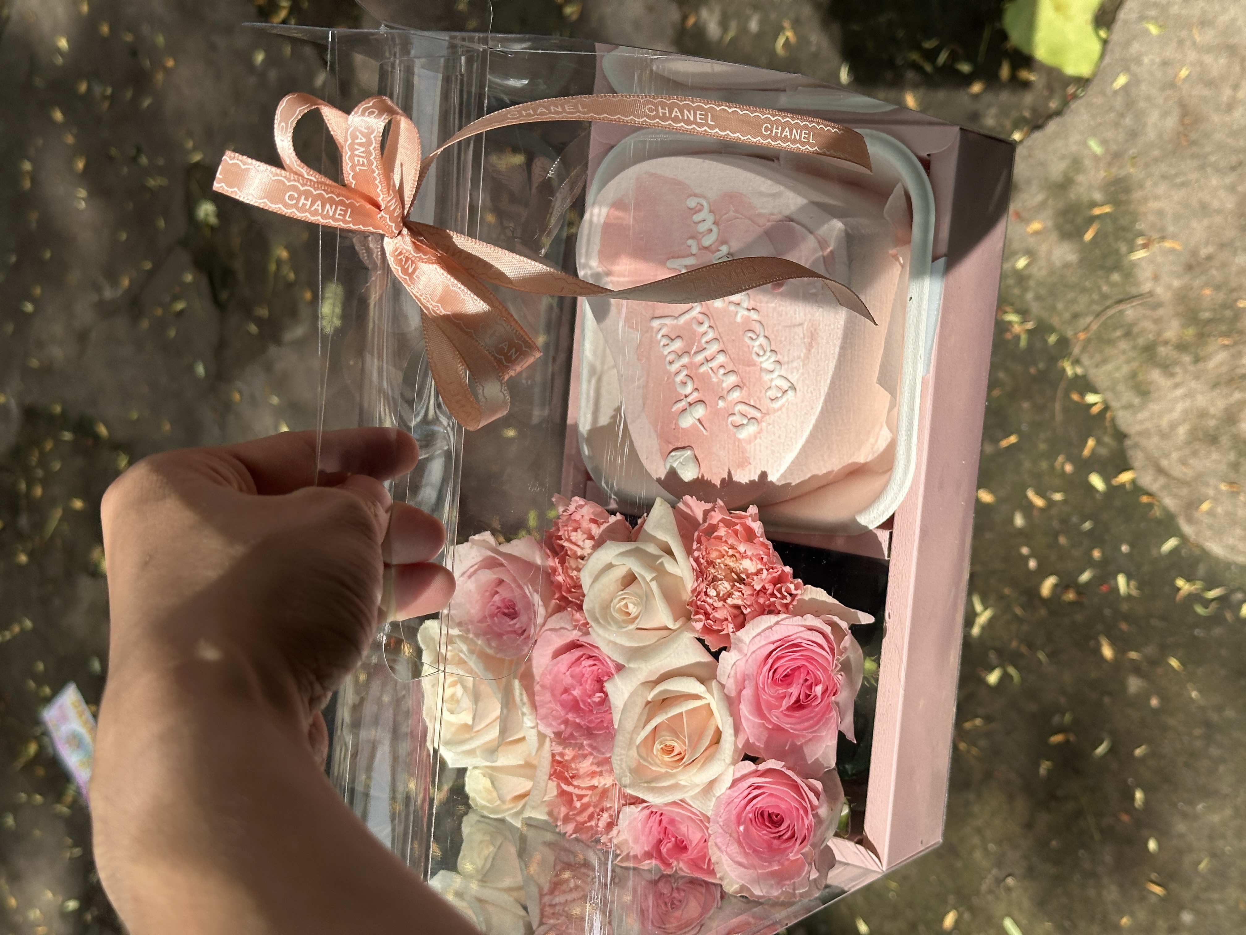 Hộp Hoa Bánh Trái Tim Tone Hồng – Ngọt Ngào & Dễ Thương