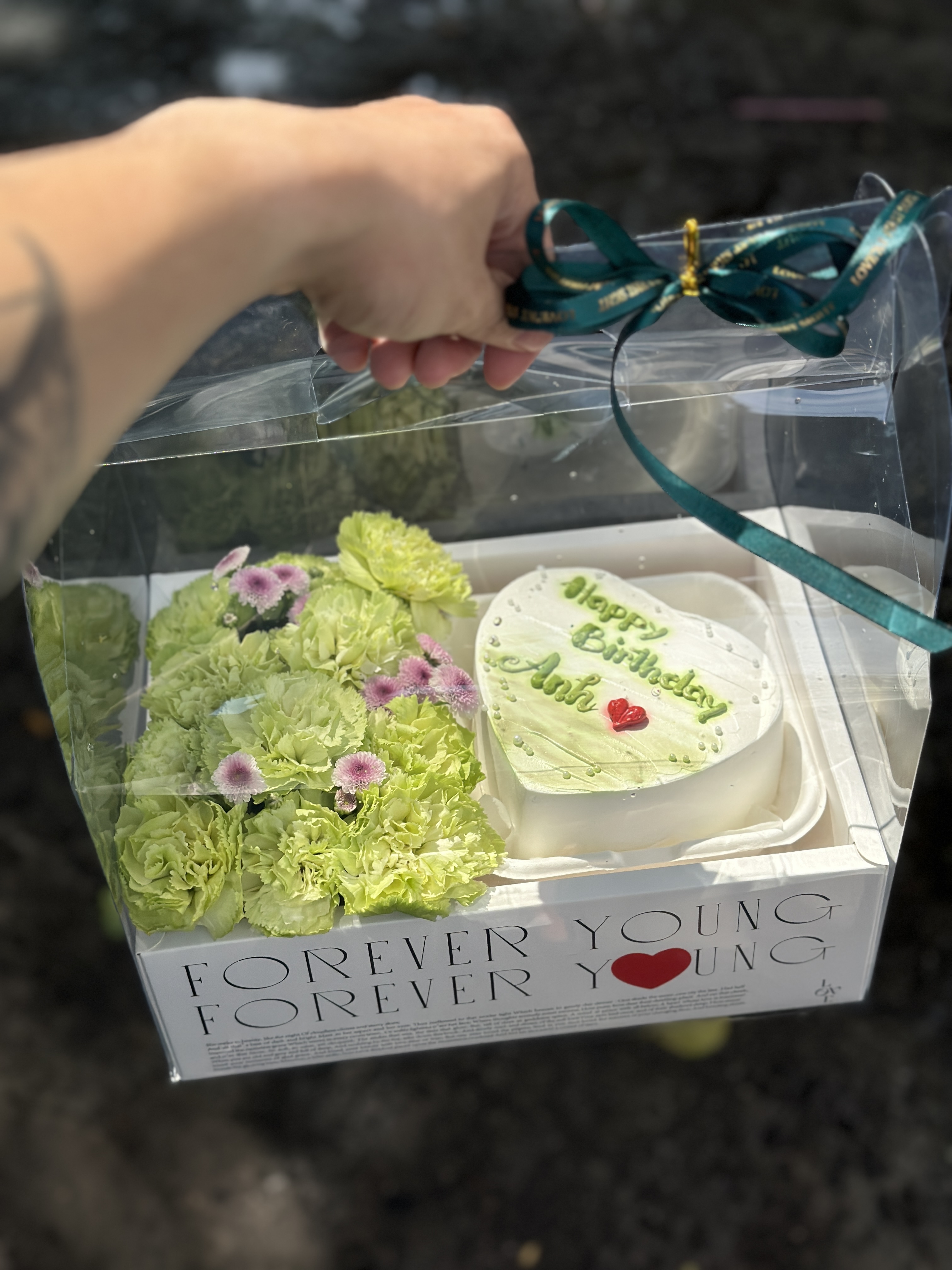 Hộp Hoa Bánh Tone Xanh Lá – Nhẹ Nhàng Tinh Khôi & Bánh Trái Tim Dễ Thương