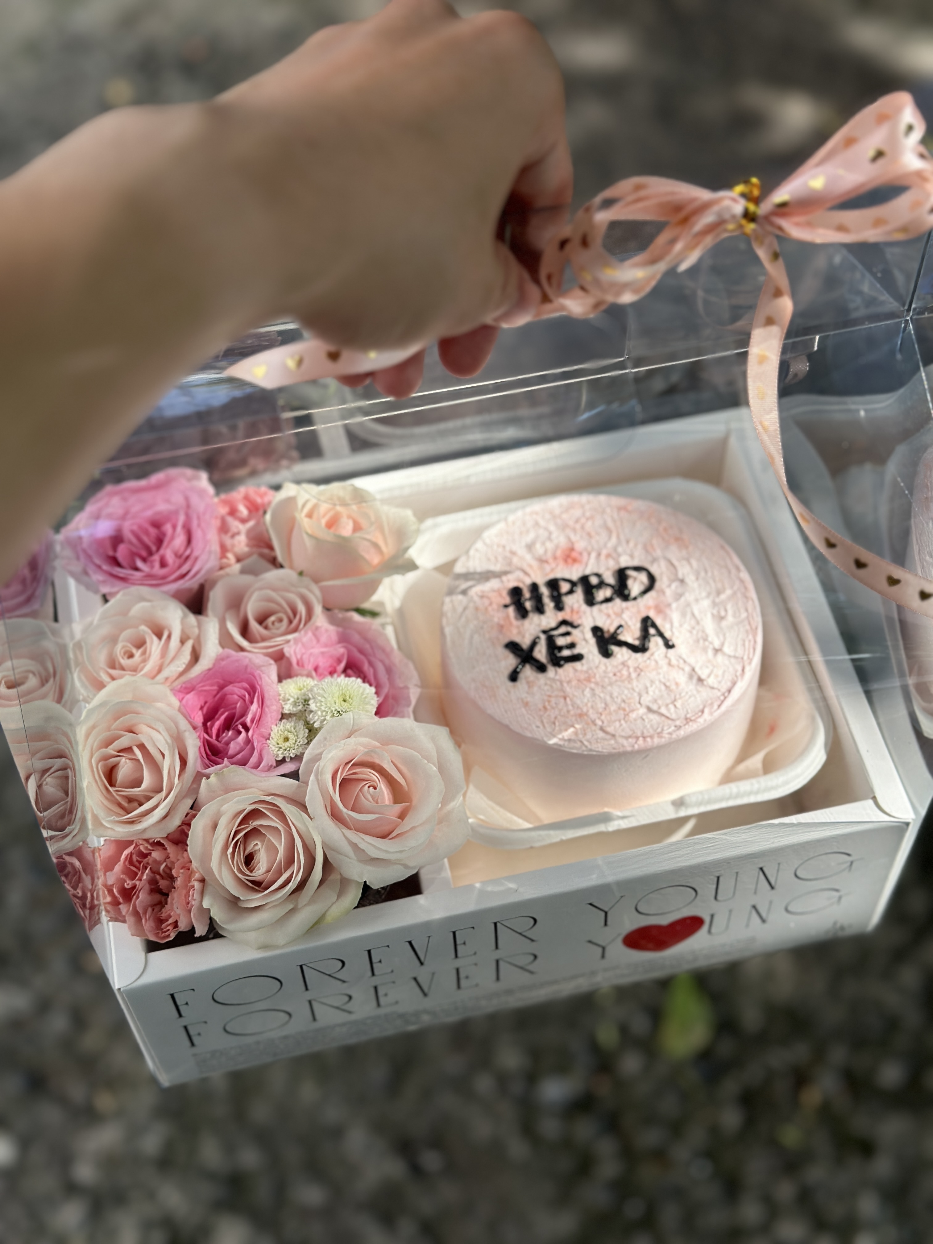 Hộp Hoa Bánh Tone Hồng Trắng – Nhẹ Nhàng, Dễ Thương & Tinh Tế