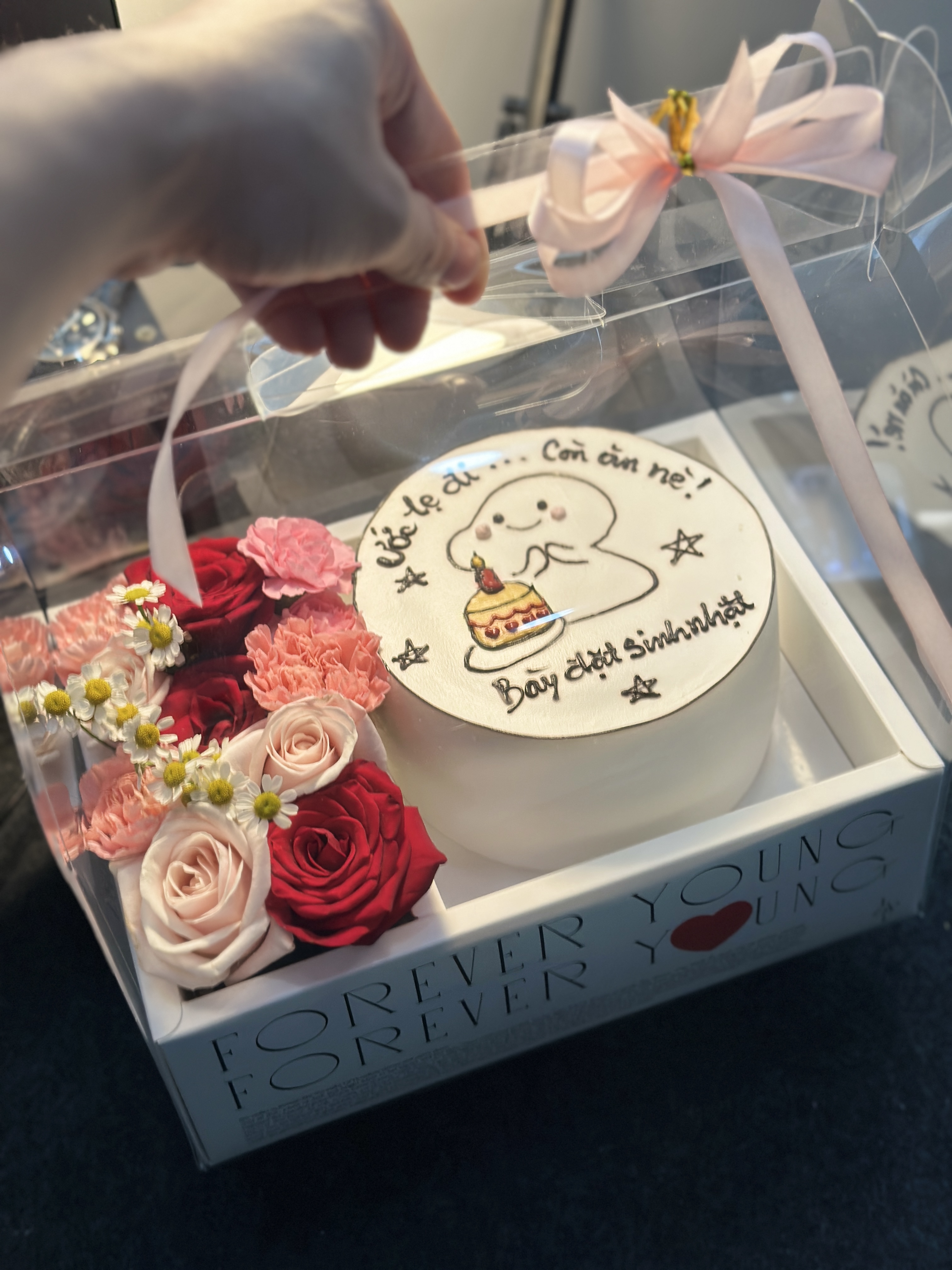 Hộp Hoa Bánh Vẽ Dễ Thương Tone Trắng Đỏ – Hoa Tươi & Bánh Kem Nghệ Thuật