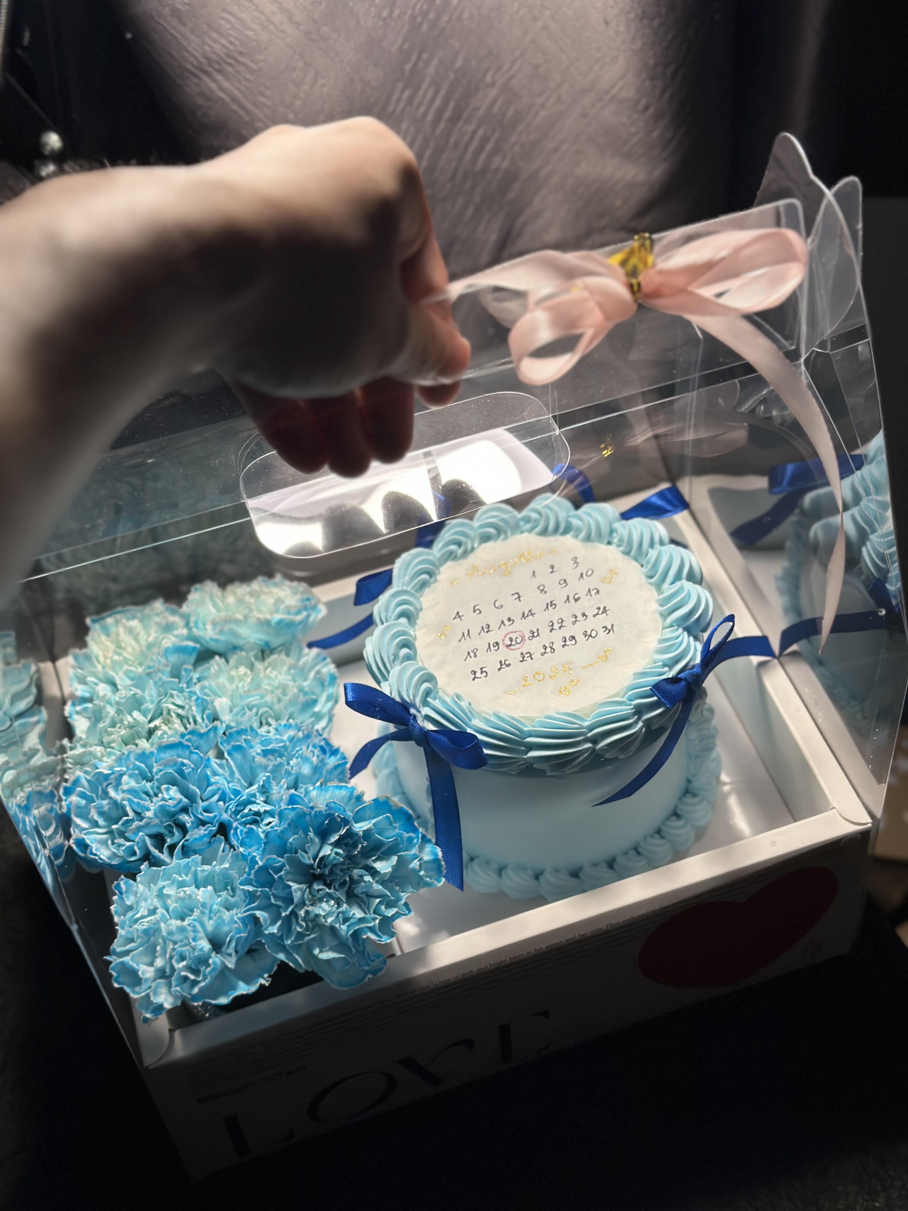 Hộp Hoa Bánh Kem Đốt Tone Xanh Dương – Thanh Lịch & Hiện Đại